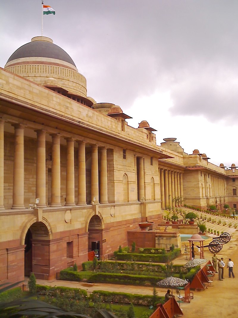 https://upload.wikimedia.org/wikipedia/commons/thumb/2/22/Rashtrapati_Bhavan_flank_perspective1.jpg/800px-Rashtrapati_Bhavan_flank_perspective1.jpg