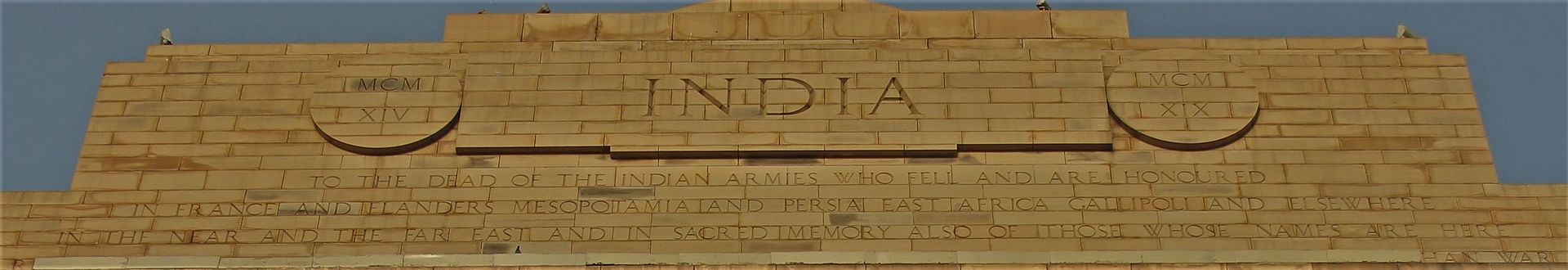 https://upload.wikimedia.org/wikipedia/commons/thumb/2/2e/Inscription_on_India_Gate.jpg/1920px-Inscription_on_India_Gate.jpg